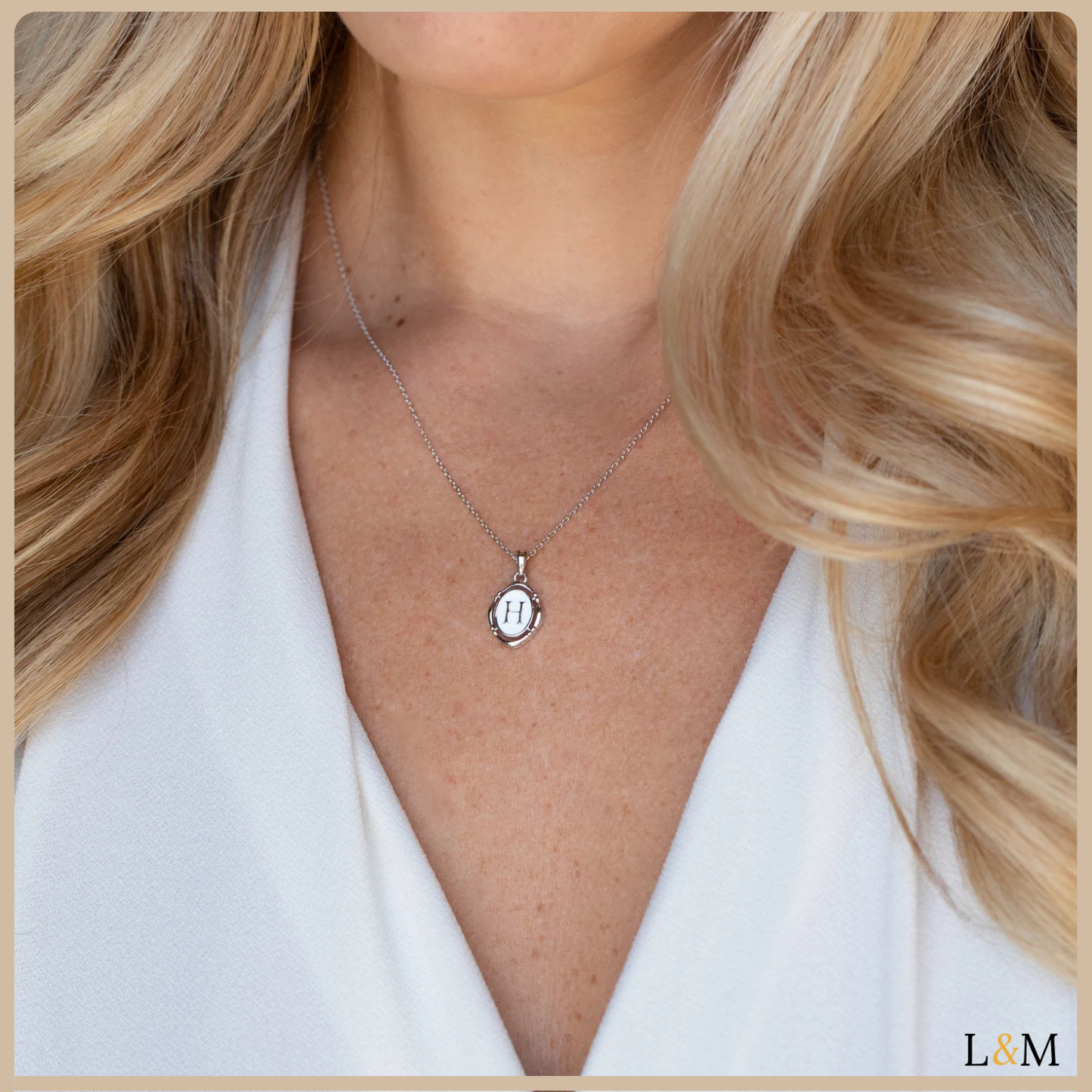 Collar con colgante de inicial: esmalte blanco y oro