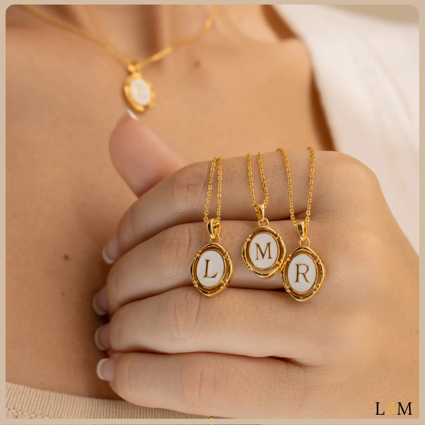 Collar con colgante de inicial: esmalte blanco y oro