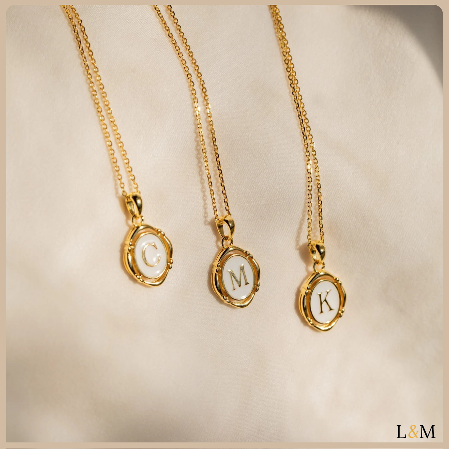 Collar con colgante de inicial: esmalte blanco y oro