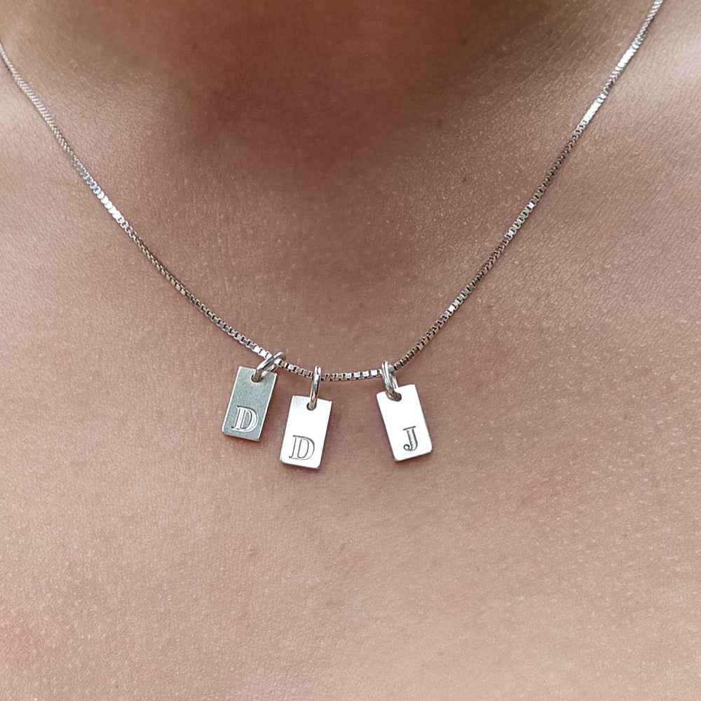Collar con letra grabada y cadena de caja
