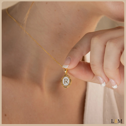 Collar con colgante de inicial: esmalte blanco y oro