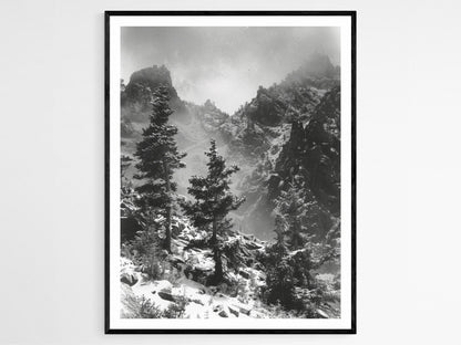 Affiche Montagnes Rocheuses – Poster Vintage Noir et Blanc Étrange