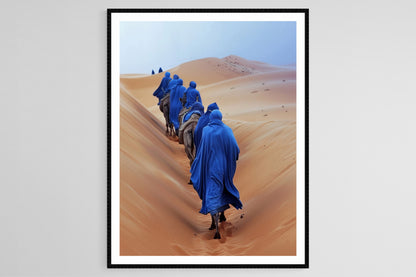 Affiche Peuple Tuareg – Poster en Robes Indigo et Esprit Nomade