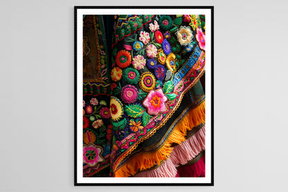 Affiche Costume Bulgare Éclatant – Impression Motifs Culturels Détails