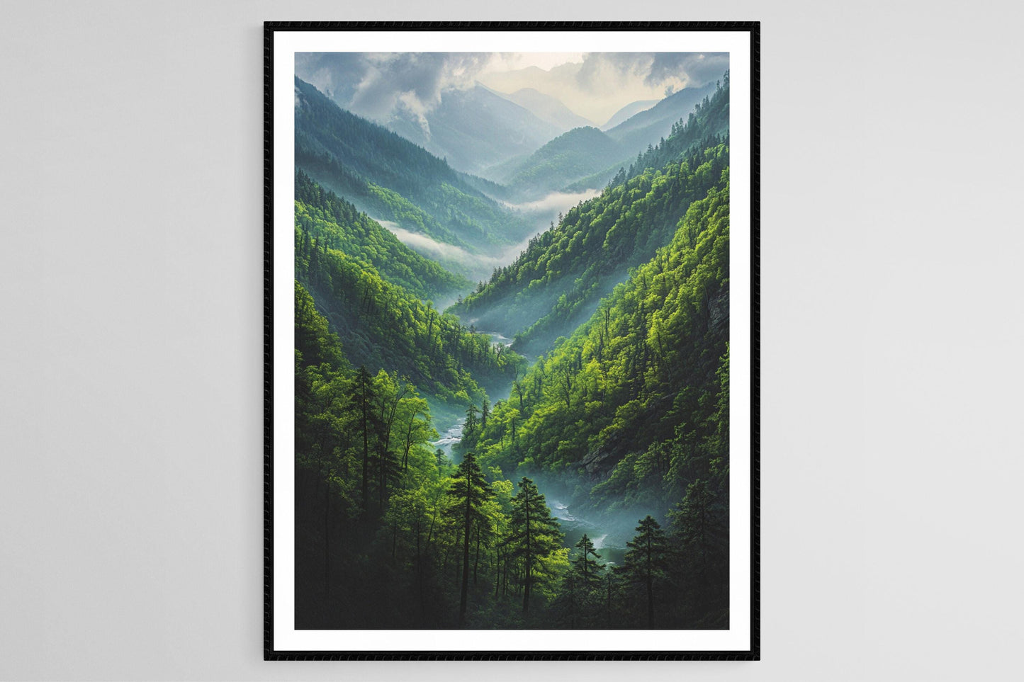Affiche Montagnes Fumantes – Impression artistique des sommets brumeux et forêts verdoyantes