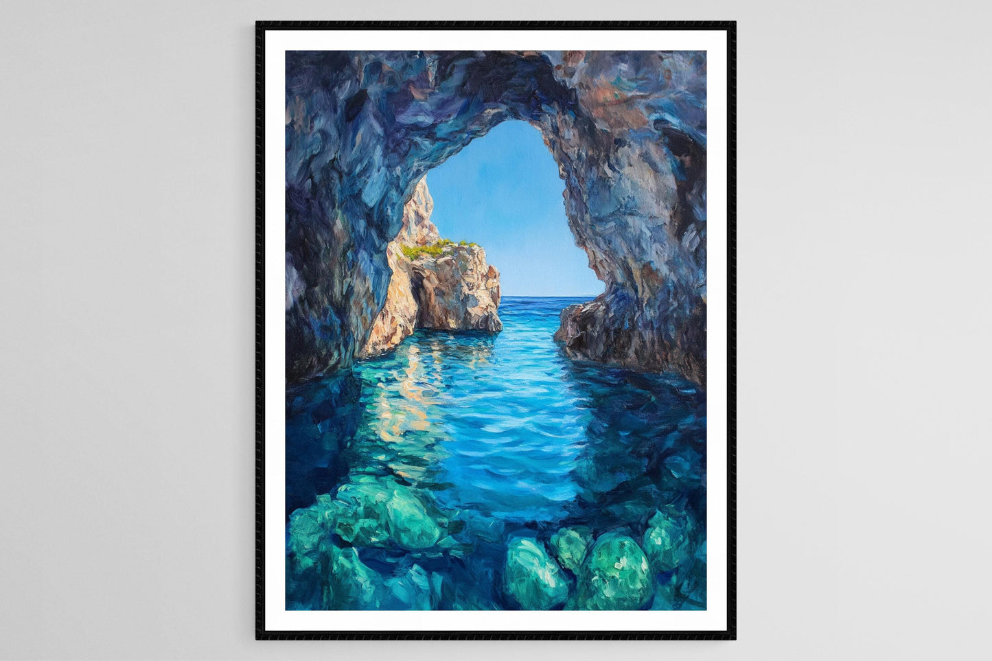 Affiche Grotte Bleue – Poster Illustrant une Côte Rugueuse et des Eaux Cristallines