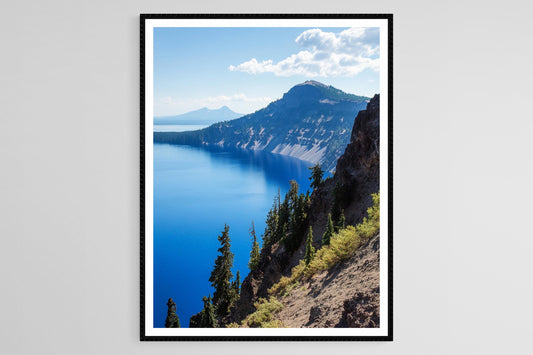 Affiche Crater Lake – Poster d'Art de Caldera Volcanique en Bleu Profond