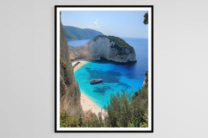 Affiche Grèce – Poster Navagio Beach, crique isolée et falaises majestueuses