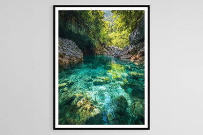 Affiche Œil Bleu – Poster Art Print Printemps, Eau Turquoise et Forêt Dense