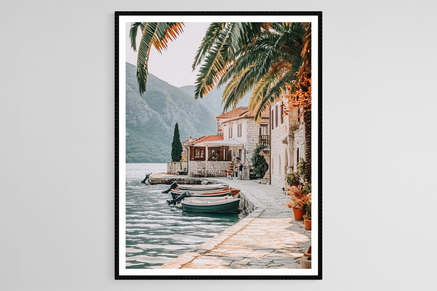Affiche Art Côte Bar – Impression Montenegro, Port Serein, Rues Palmiers