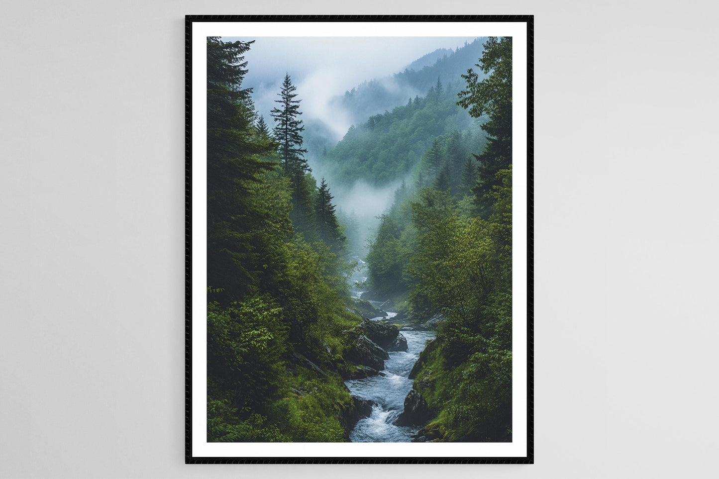 Affiche Montagnes Brumeuses – Poster Paysage Brumeux et Ruisseau