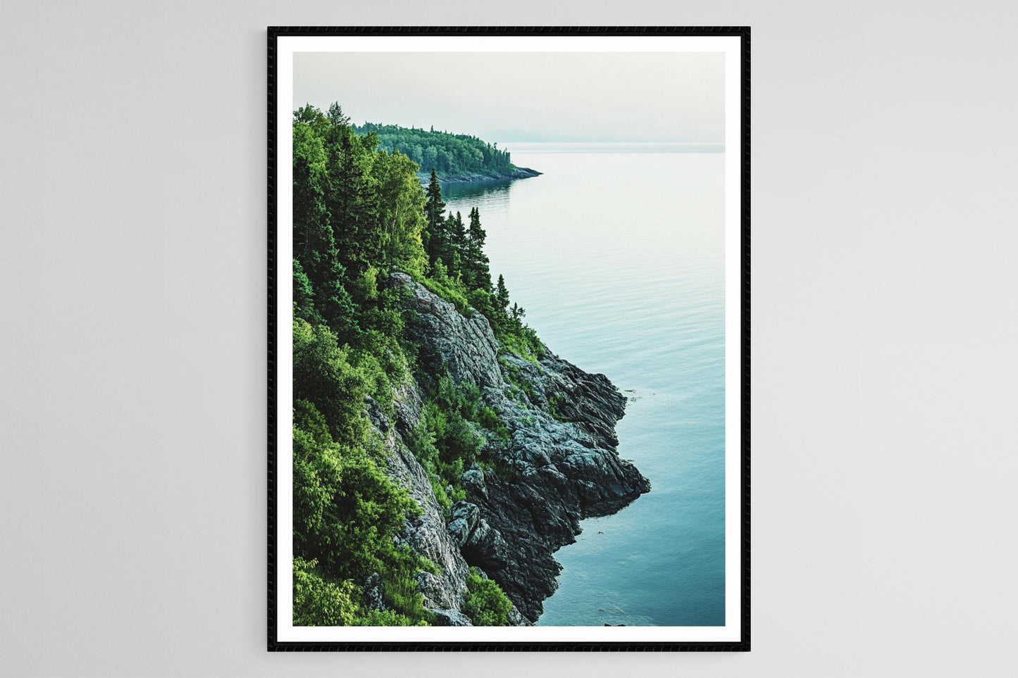 Affiche Lac Supérieur – Poster Étendue d'Eau et Rives Rocheuses