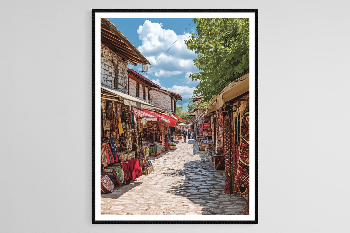 Affiche Korçë – Poster vibrant du bazar albanais et ses bâtiments ottomans