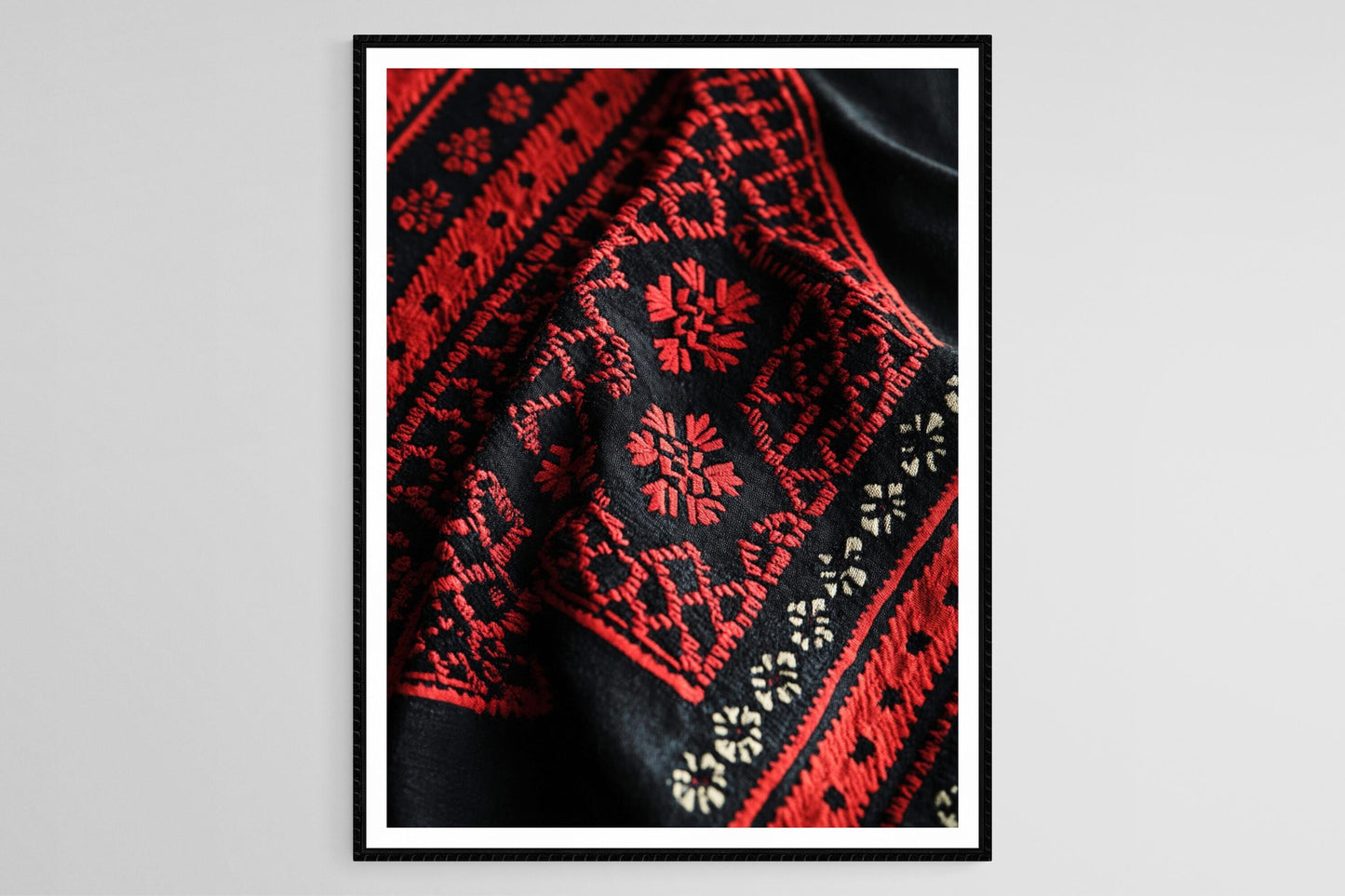 Affiche Broderie Albanaise – Poster Art de Tissu Rouge et Noir