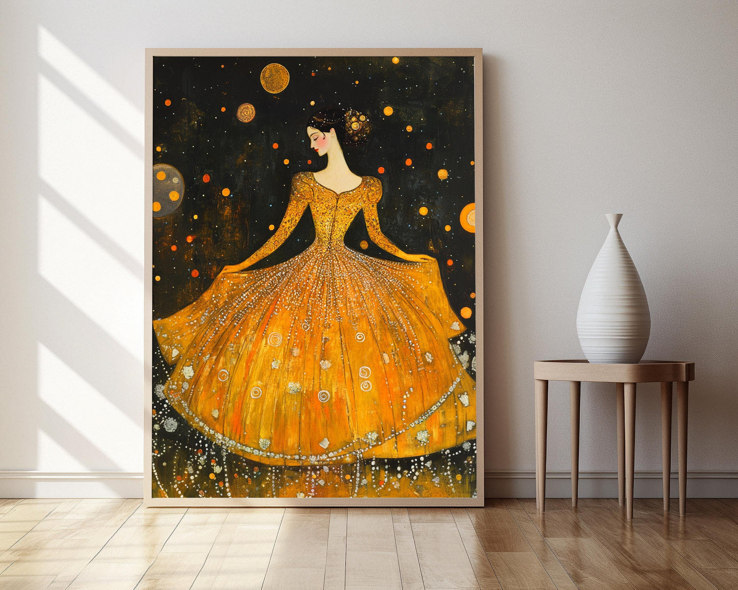 Affiche Art Nouveau – Portrait Femme en Robe Dorée, Inspiration Klimt