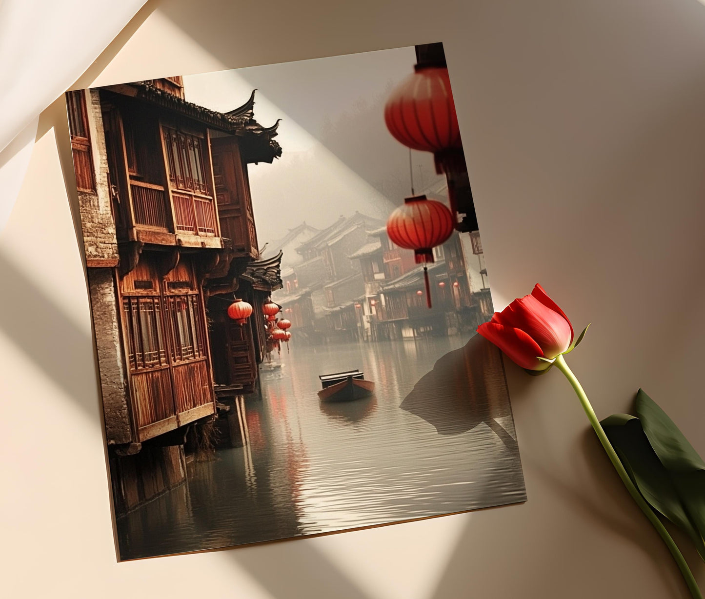 Affiche Fenghuang – Illustration des Maisons en Bois au Bord de l'Eau