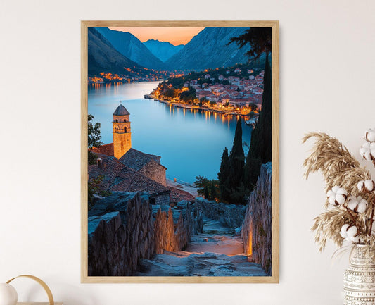 Affiche Kotor – Poster de la Baie de Kotor et de sa forteresse au crépuscule