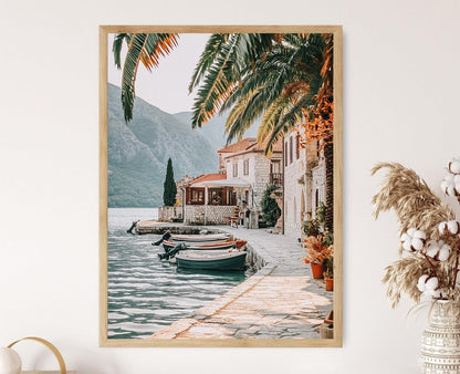 Affiche Art Côte Bar – Impression Montenegro, Port Serein, Rues Palmiers