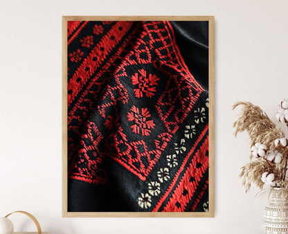 Affiche Broderie Albanaise – Poster Art de Tissu Rouge et Noir