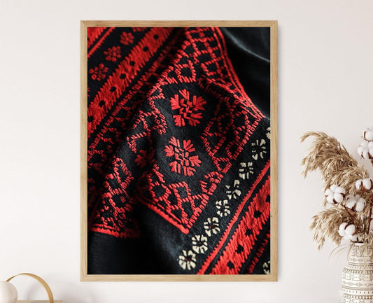 Affiche Broderie Albanaise – Poster Art de Tissu Rouge et Noir