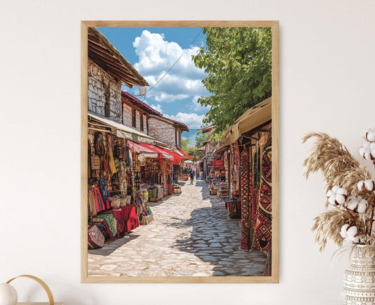 Affiche Korçë – Poster vibrant du bazar albanais et ses bâtiments ottomans