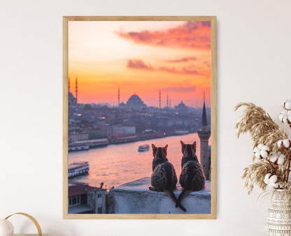 Affiche Chats Observant le Sunset d'Istanbul – Poster Décor de Voyage Turc