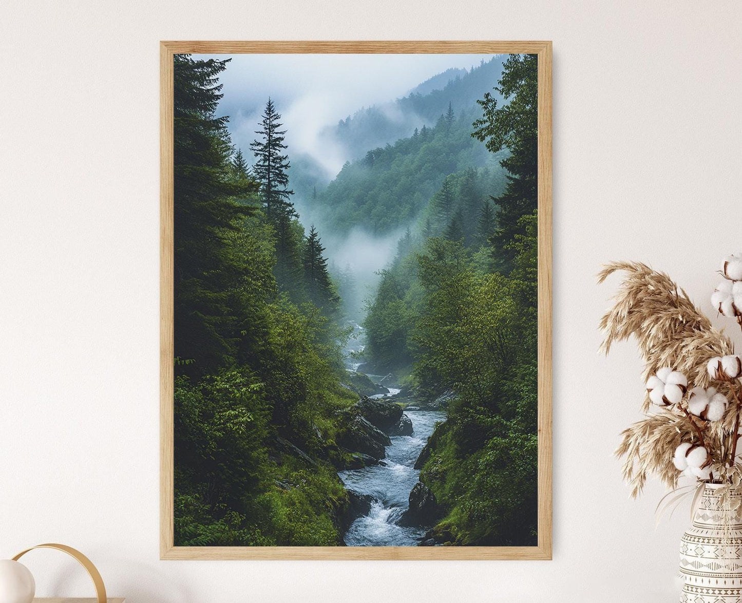 Affiche Montagnes Brumeuses – Poster Paysage Brumeux et Ruisseau