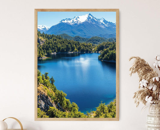 Affiche Lac Nahuel Huapi – Imprimé Art, Eaux Profondes & Sommets Neigeux