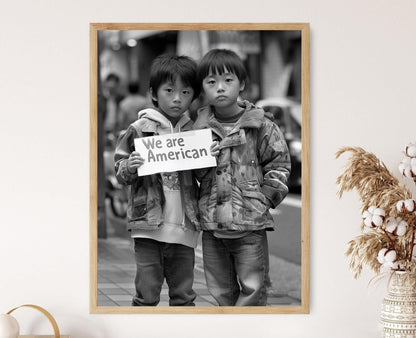 Affiche "Nous sommes Américains, Campement Japonais" – Poster Anti-Racisme