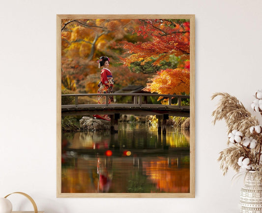 Affiche Geisha dans un Jardin Japonais – Tableau Aquarelle Élégant