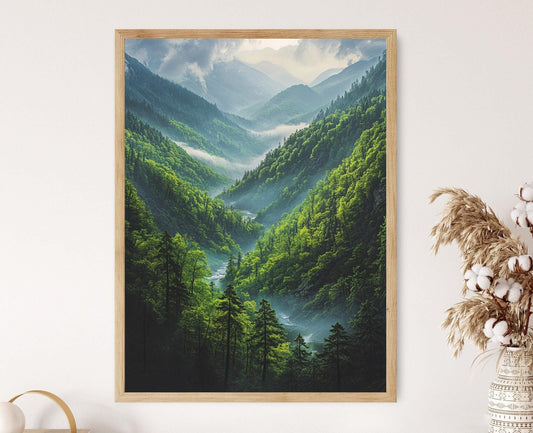 Affiche Montagnes Fumantes – Impression artistique des sommets brumeux et forêts verdoyantes