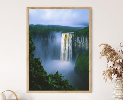 Affiche Chutes Kaieteur – Poster Cascade Puissante en Forêt Dense