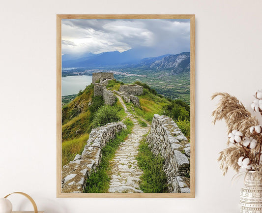 Affiche Château de Rozafa – Impression artistique de l'Albanie avec vue sur le lac