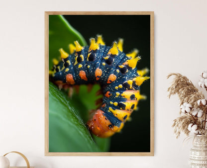 Affiche Chenille sur Feuille – Impression Art Macro Éclatante