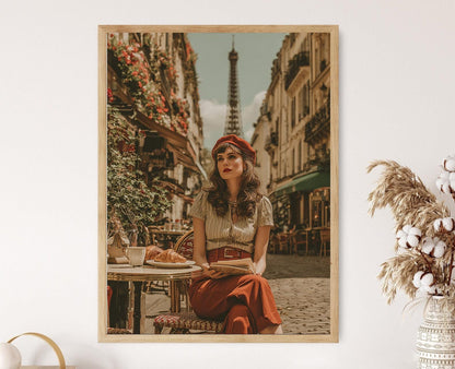 Affiche Paris Café – Femme élégante avec croissant et vue sur la Tour Eiffel